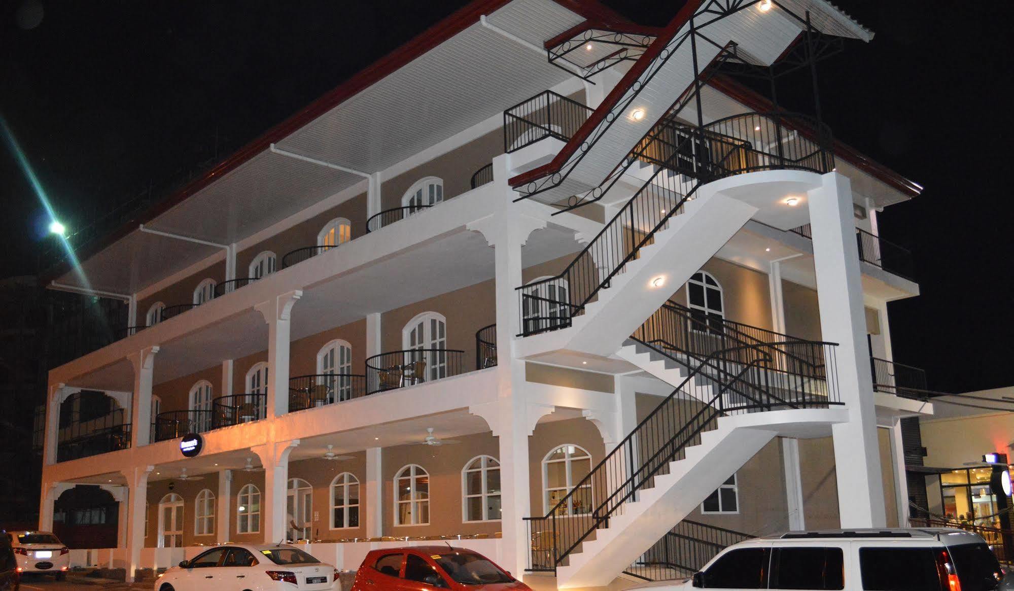 Kingsley'S Hotel And Gastro Pub Mabalacat エクステリア 写真