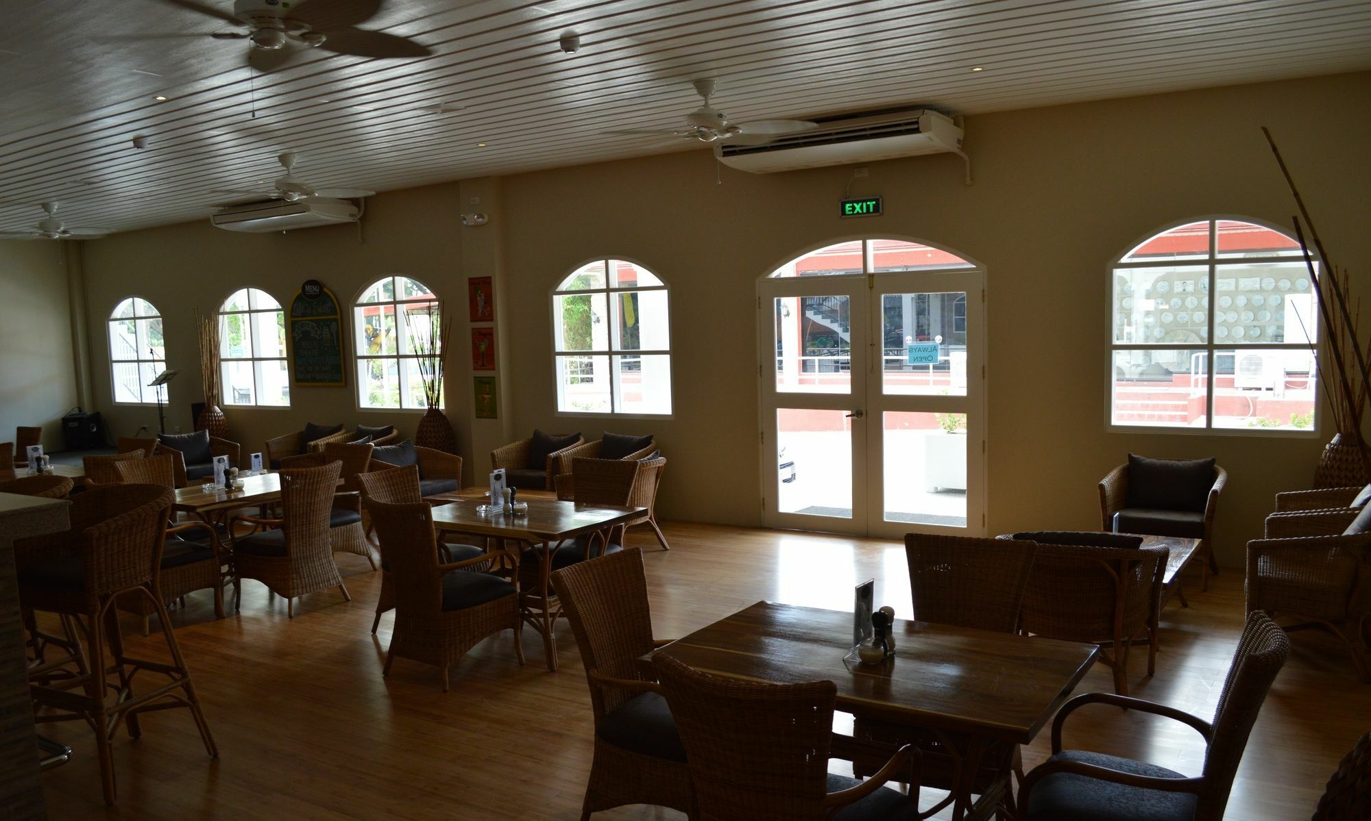 Kingsley'S Hotel And Gastro Pub Mabalacat エクステリア 写真